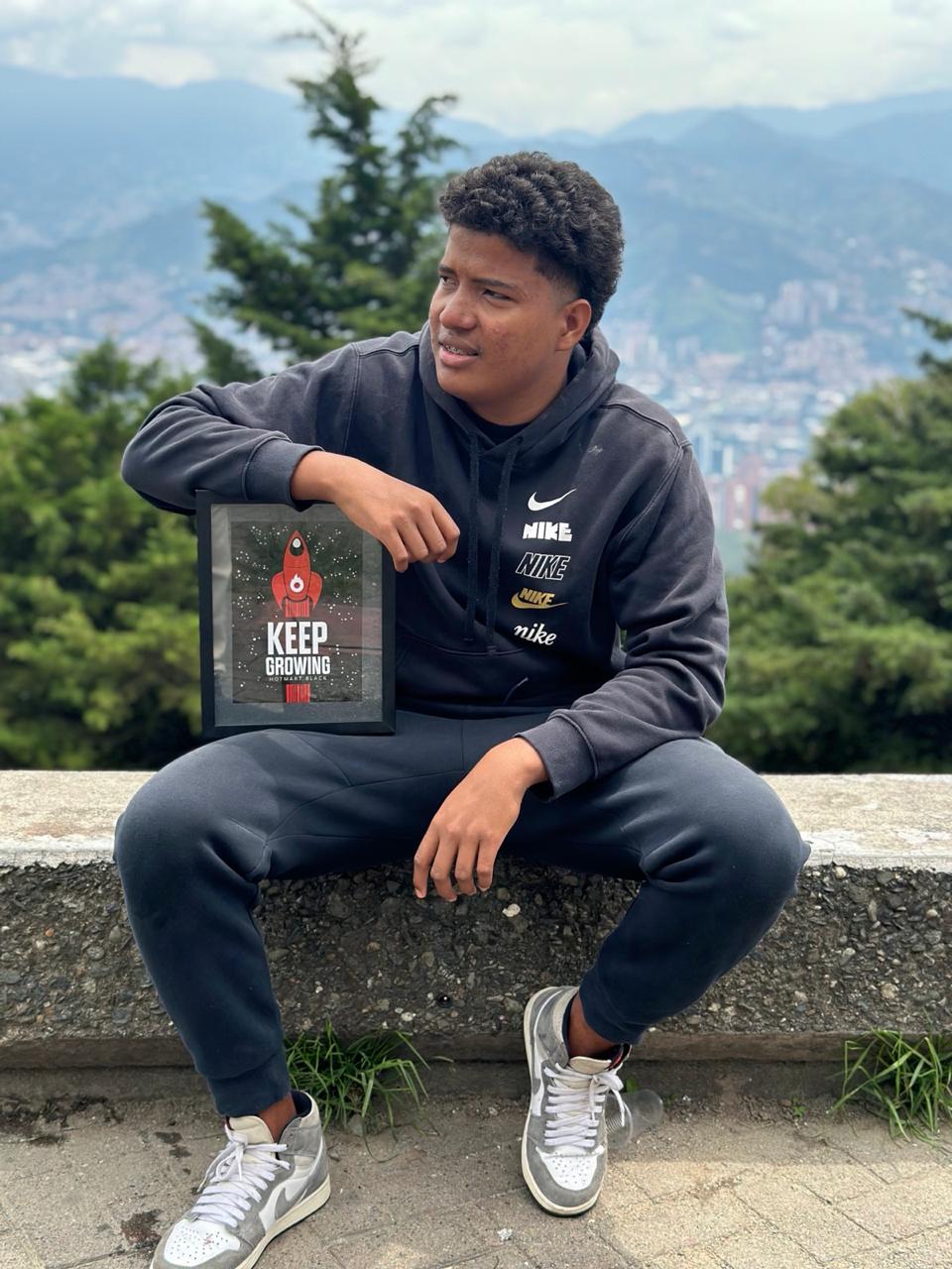 Juan Londoño con la placa Hotmart Black Keep Growing por superar USD 200.000 facturados