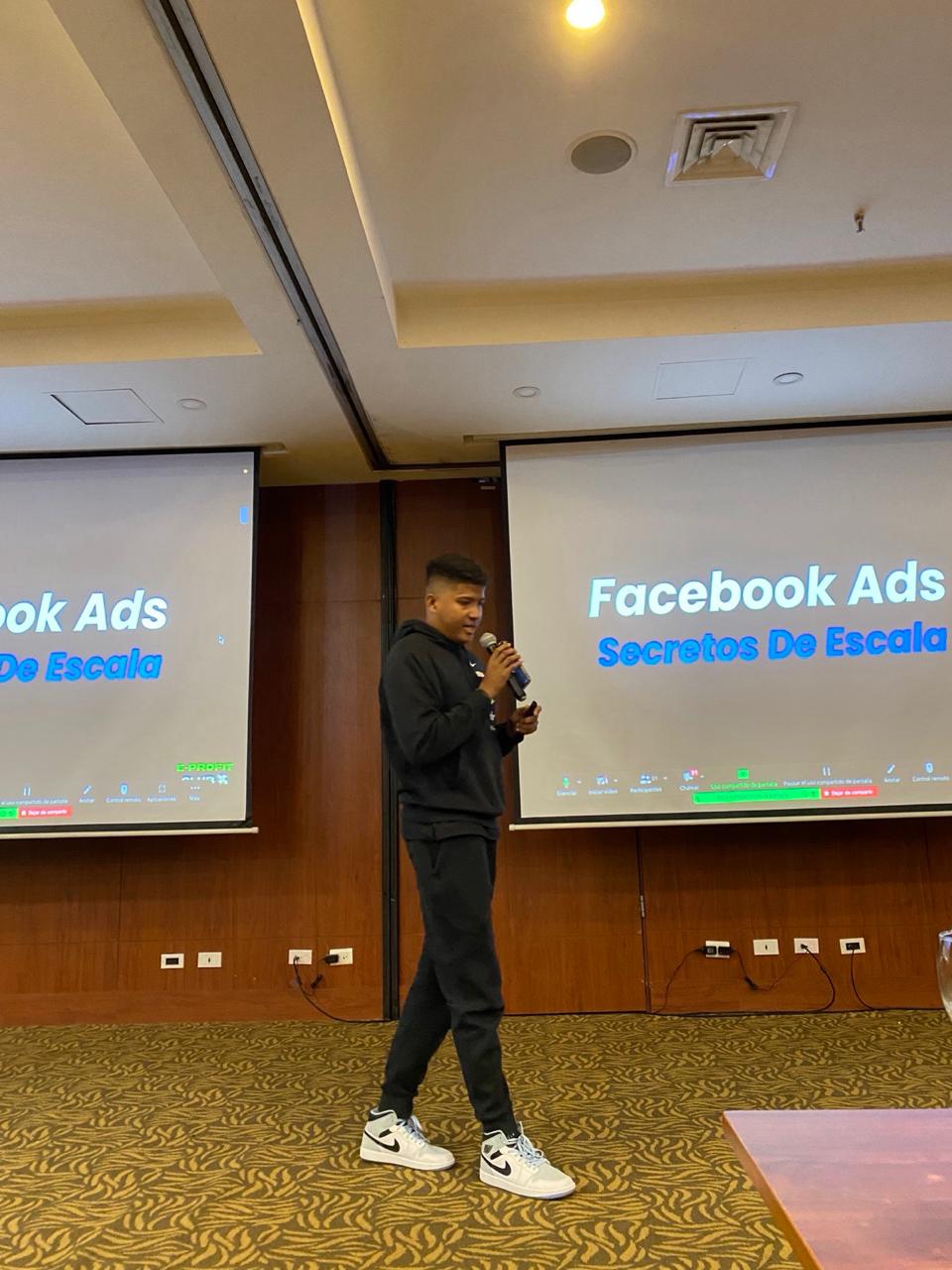 Juan Londoño en su primera ponencia, enseñando estrategias de escala en Facebook Ads — 28 de julio de 2023