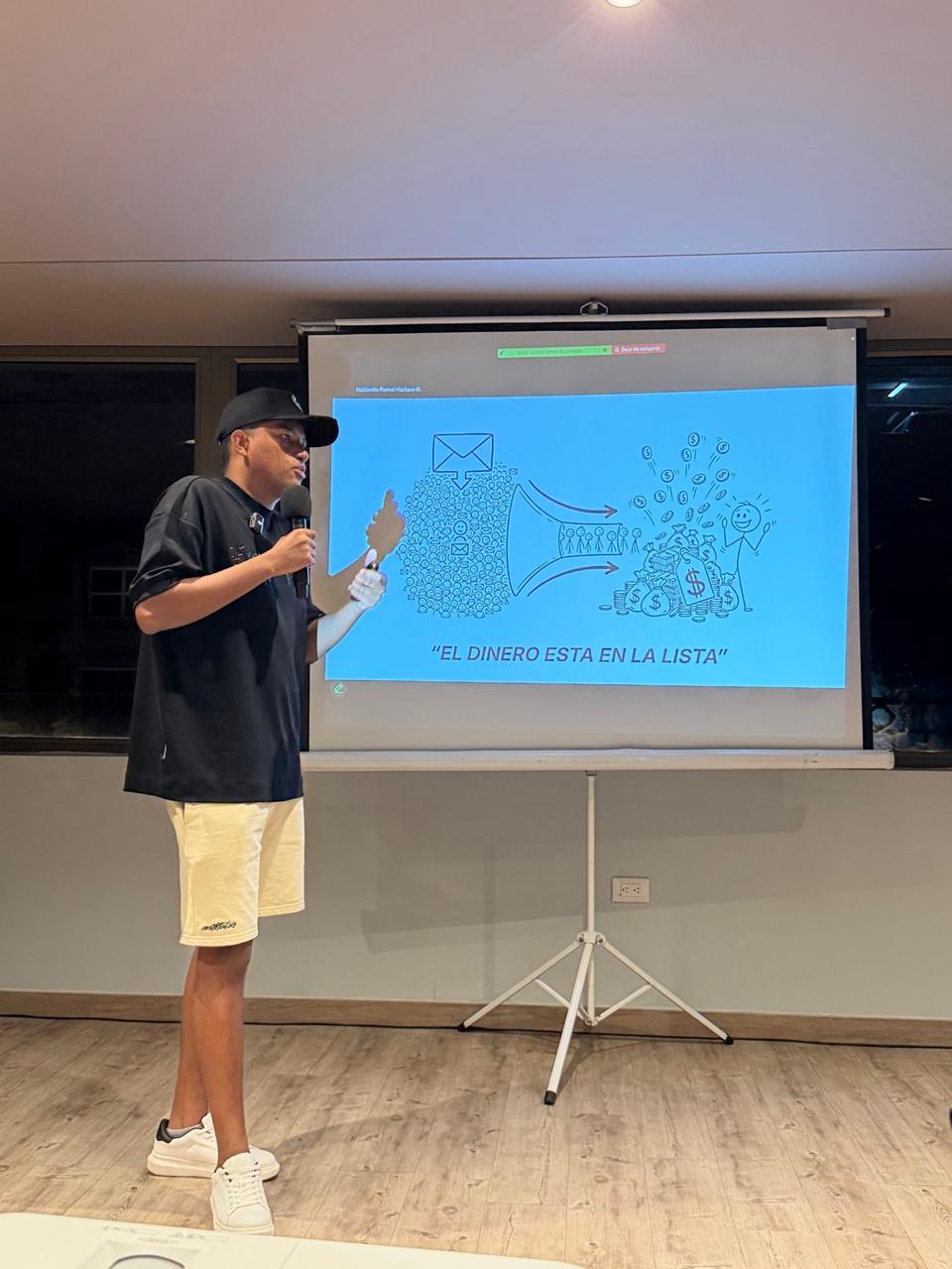 Juan Londoño dando una conferencia sobre email marketing: el dinero está en la lista