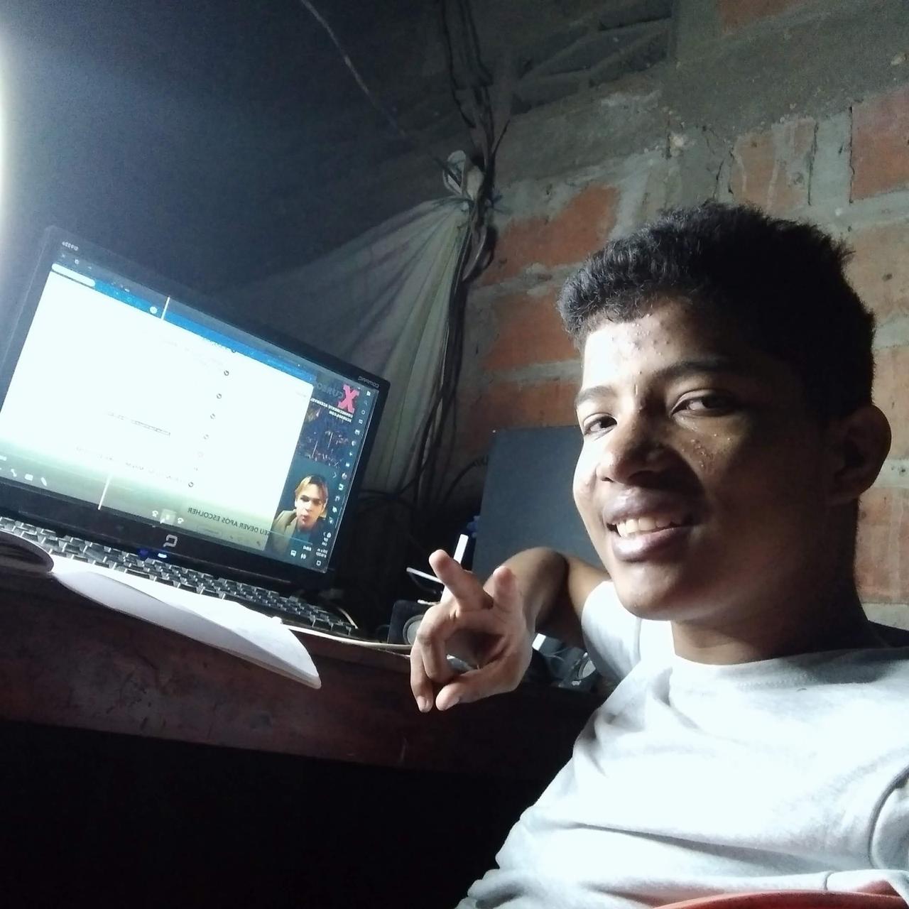 Juan Londoño en sus inicios, estudiando en la casa de sus padres en Colombia